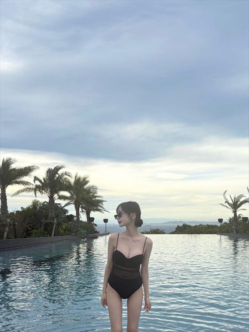 中村里砂が水着で色白美乳を強調