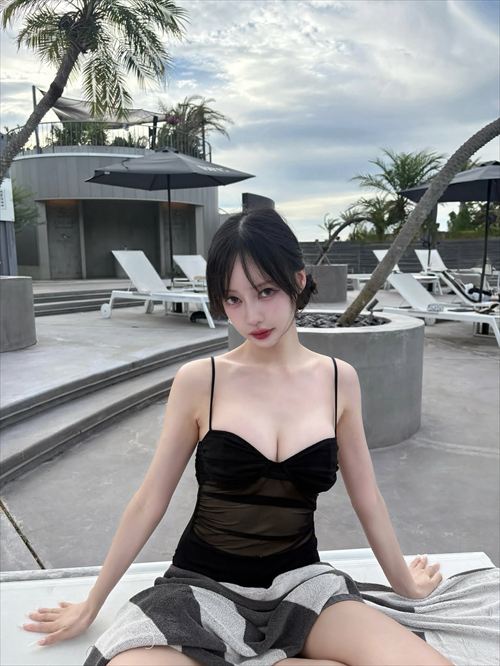 中村里砂の夏休み黒水着ショットに注目