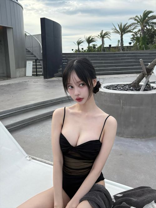 中村里砂のセクシーな水着姿でファン魅了