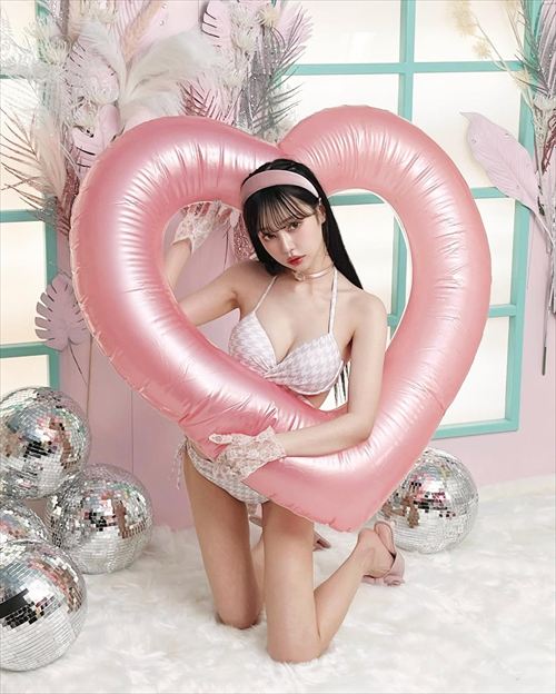中村里砂のセクシー黒水着でファン熱狂