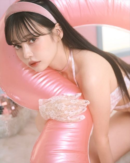 中村里砂の黒水着姿で色白美ボディが際立つ