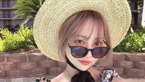 中村里砂の黒水着で輝く色白美肌