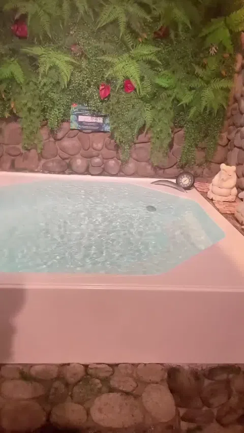 なな茶 エロい水着姿で魅せるグラマラスボディ