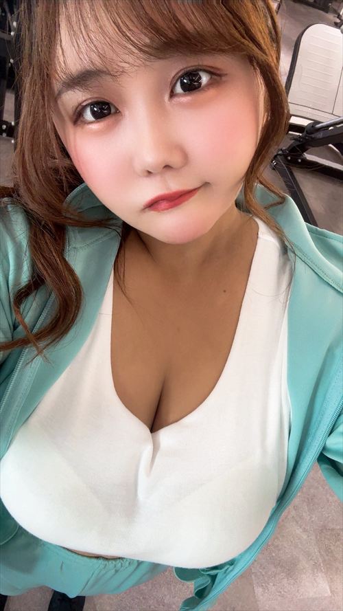 なな茶 エロい自撮りでJカップバストを強調