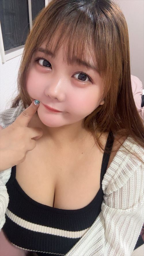 なな茶 セクシーな自撮り画像で魅せるボディ