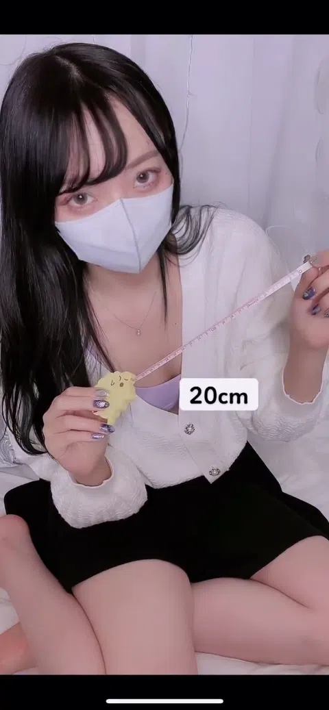 らむね エロ動画で人気の配信者らむねがソファで誘惑的なポーズ、らむね えろ