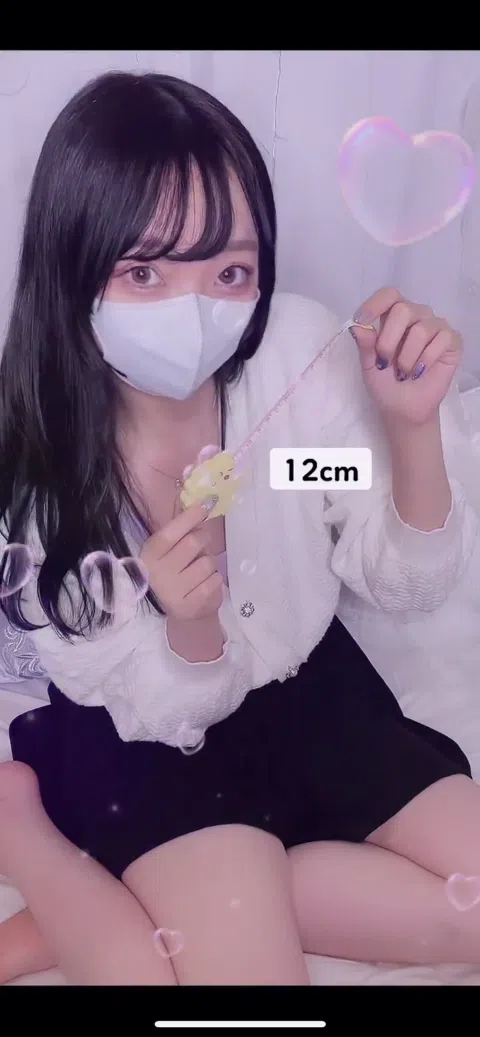 らむね エロ配信で青メッシュの髪をなびかせセクシーな表情、らむね えろ配信
