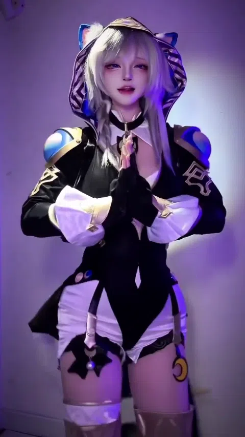 千夜未来 エロ動画 コスプレで汗ばむ肌がセクシー
