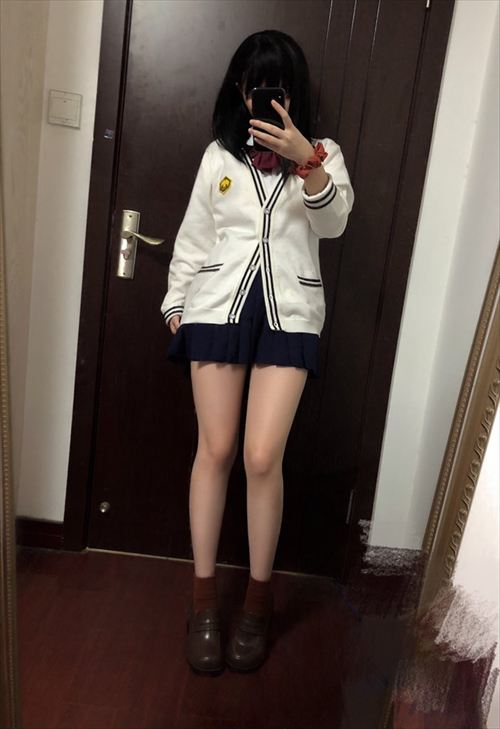 千夜未来エロ自撮り 爆乳谷間がエロいメイク中ショット