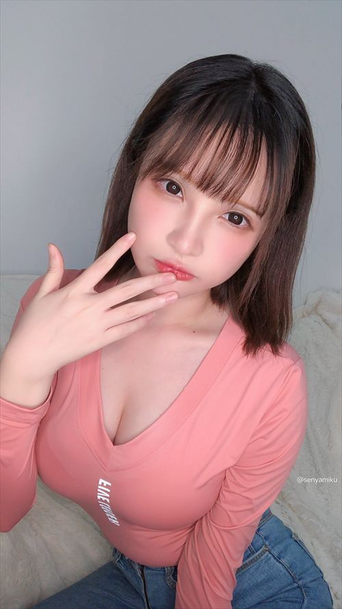 千夜未来エロ私服 タイトな服でボディラインがセクシー