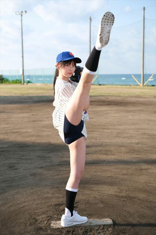 篠見星奈のエロ画像、グラビアでの乳首ギリギリのセクシーショット