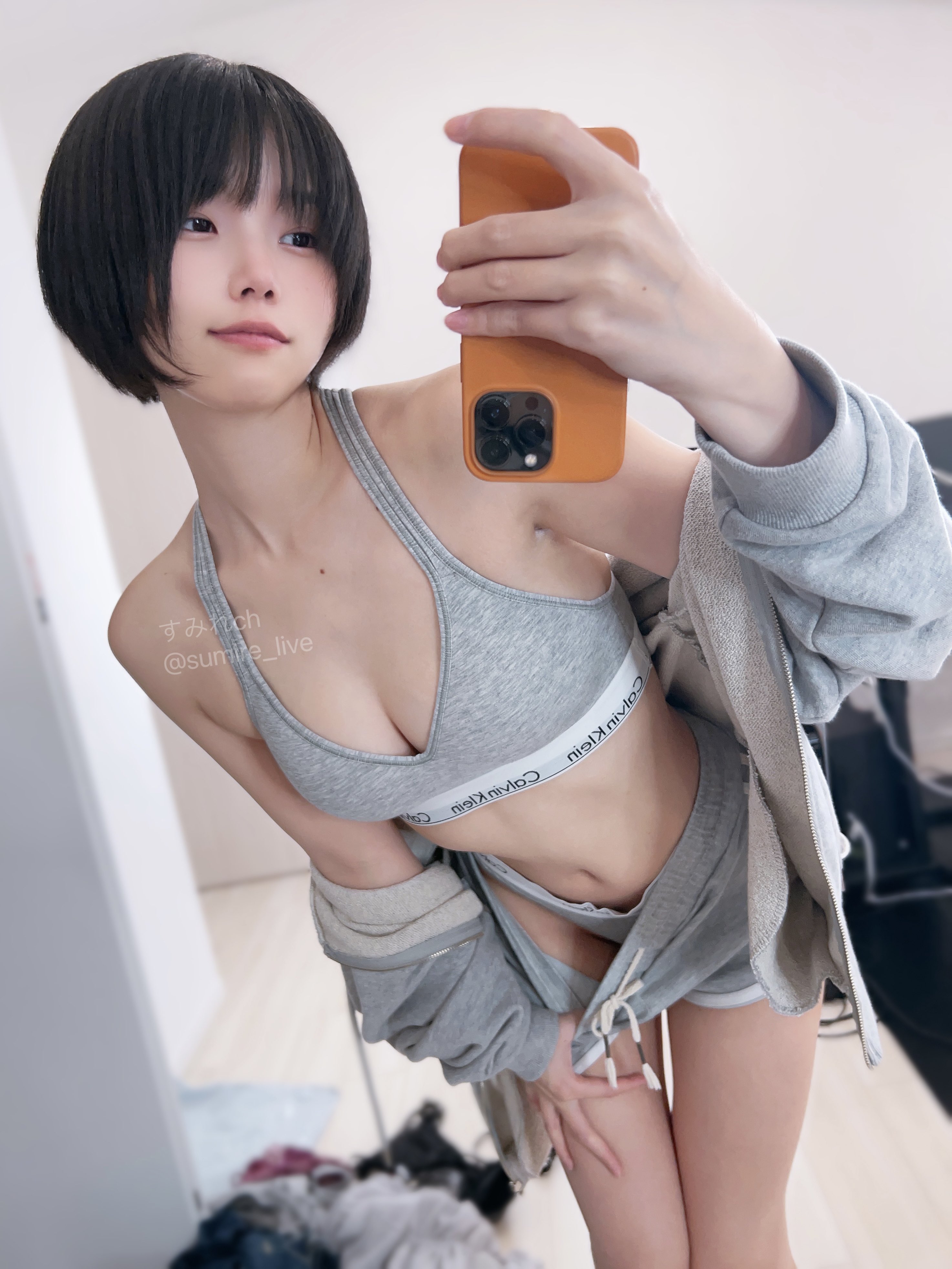 すみれchのX自撮りエロ画像。ノーブラTシャツで乳首ポチが際立つすみれchえろな姿