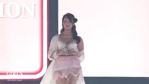 東京ガールズコレクション2025 Lulumerryステージ 流那のセクシーな下着ファッション