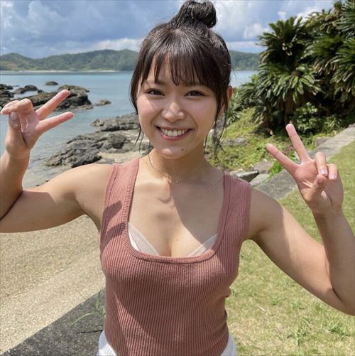 山内鈴蘭の過去グラビア、セクシーで魅力的な一枚