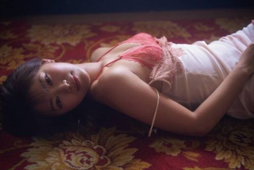 元SKE48山内鈴蘭、過去グラビアで妖艶な表情