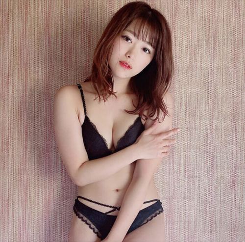 元SKE48山内鈴蘭、過去グラビアで輝くセクシーなショット