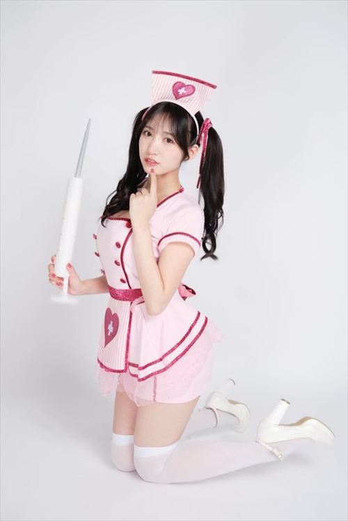 横野すみれのコスプレグラビア エロいポーズでファン釘付け
