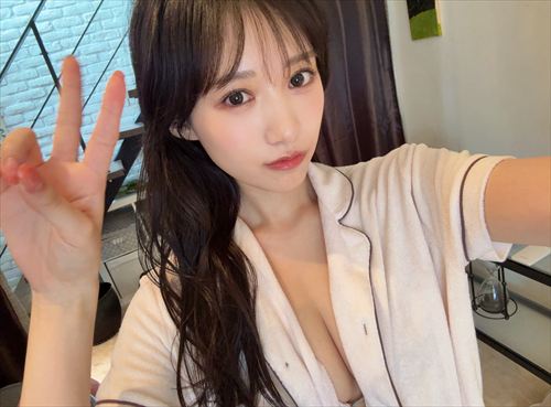 横野すみれのエロい自撮り画像 スレンダーな美ボディ