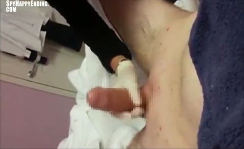 女性スタッフ デカチン高速扱き 射精ハプニング