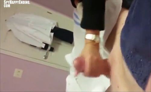 女性スタッフ デカチン我慢できず シゴき射精