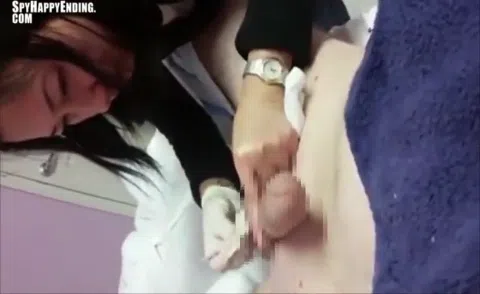 女性スタッフ デカチン高速扱き 射精ハプニング