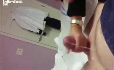 女性スタッフ 巨根シゴき 射精ハプニング