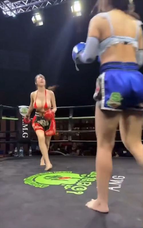 アジアマイクロビキニ格闘技 爆乳おっぱい丸出し ハプニングで中断 最高にエロい瞬間