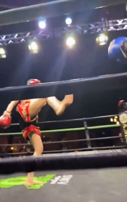 女子格闘家 マイクロビキニからおっぱい露出 激闘中のポロリハプニング画像