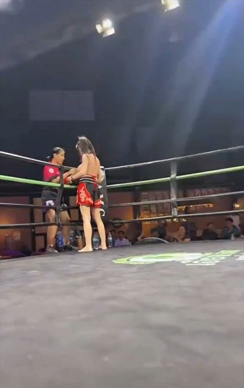 マイクロビキニ女子格闘 おっぱい揺れまくり露出 試合中断の衝撃ハプニング