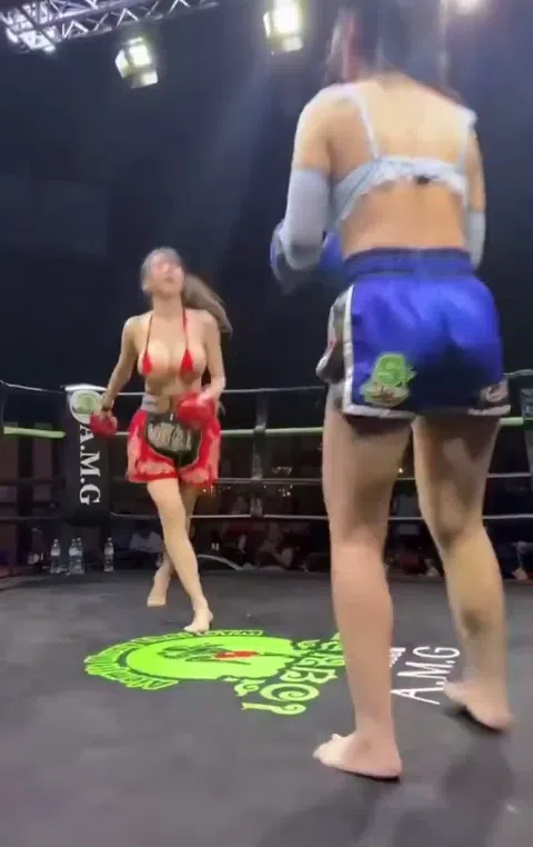 マイクロビキニ女子格闘技 ハプニング おっぱい丸出し アジア美女格闘家 試合中断エロ動画