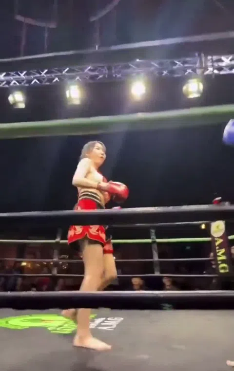 アジア マイクロビキニ格闘技 おっぱいポロリ 激しい攻防でトップずれ 爆乳露出シーン