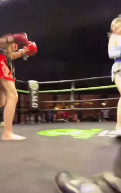 女子格闘技 マイクロビキニハプニング おっぱい丸出し中断 汗だく美女のエロ瞬間