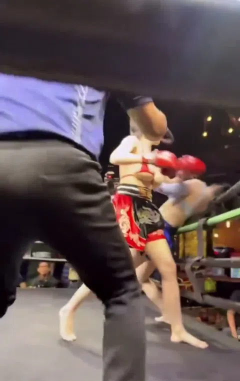 マイクロビキニ女子格闘 おっぱいポロリ試合中断 アジア過激エロ動画 観客大興奮