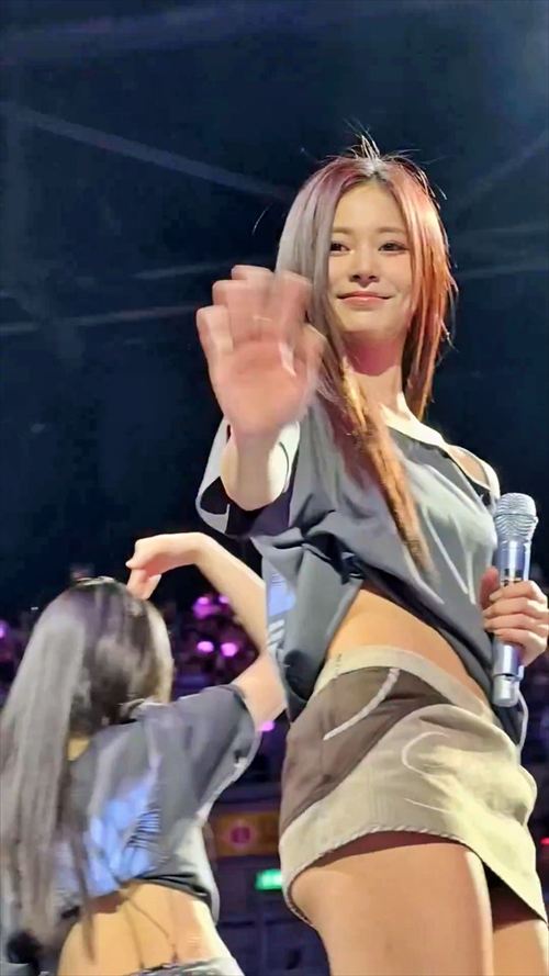 TWICEツウィエロパンチラおっぱいグラビアハプニング画像