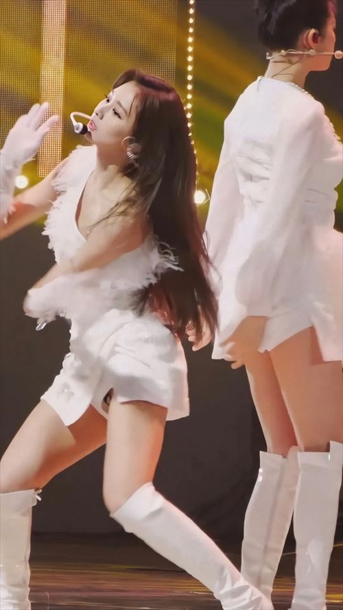 TWICEツウィエロパンチラおっぱいグラビアハプニング画像