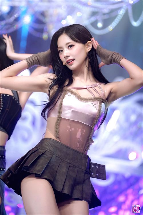 TWICEツウィエロパンチラおっぱいグラビアハプニング画像