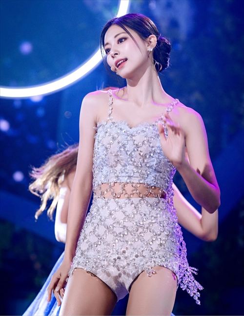 TWICEツウィエロパンチラおっぱいグラビアハプニング画像
