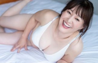 竹中知華アナ、豊満おっぱいを披露した水着グラビアがエロい！熟女の色気もたまりませんー
