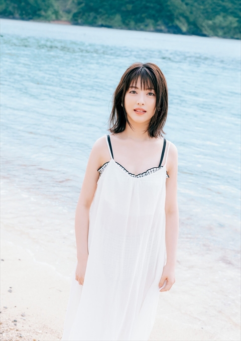 浜辺美波おっぱいエロ画像
