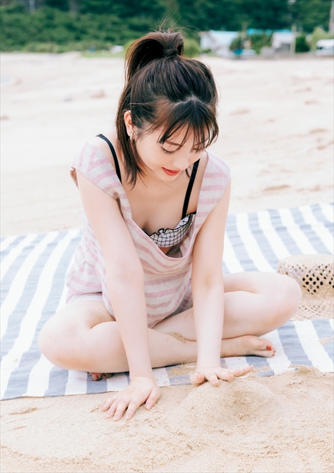 浜辺美波おっぱいエロ画像
