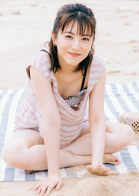 浜辺美波おっぱいエロ画像