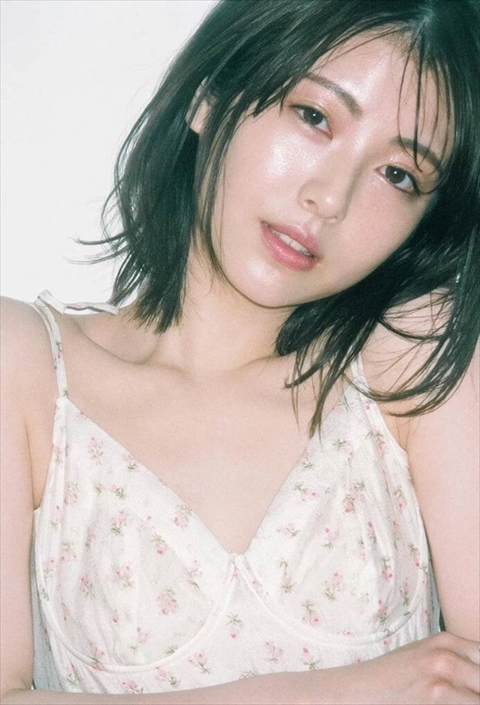 浜辺美波おっぱいエロ画像