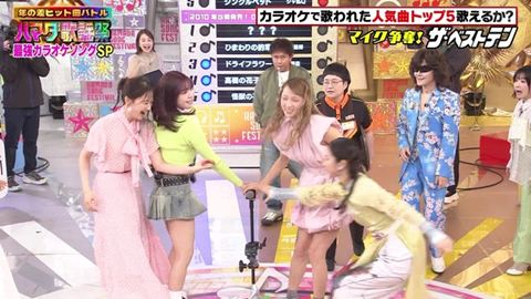 ME:I・TSUZUMI（海老原鼓）、超ミニスカなのに下からのアングルで激写！！パンツ見えてないか⁈ｗｗ