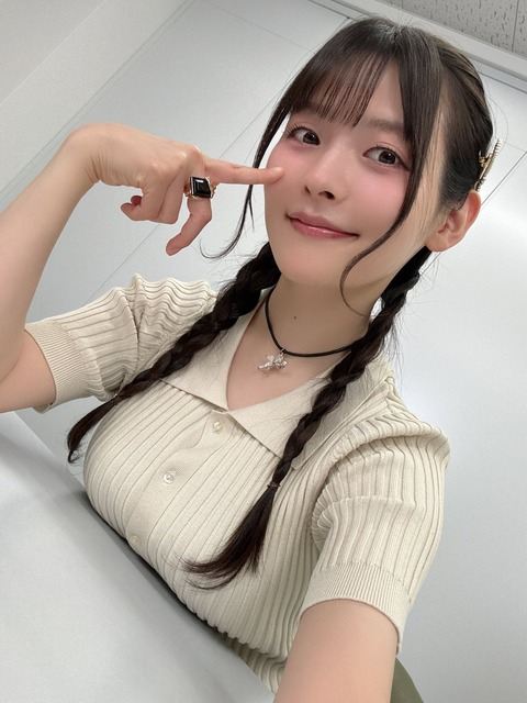 上坂すみれ、デカパイを机に乗せるｗｗこれは絶対にわざとだろ！！