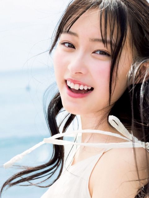 美少女図鑑AWARD2026グランプリ・榎本彩乃、グラビア披露！透明感が凄い！！