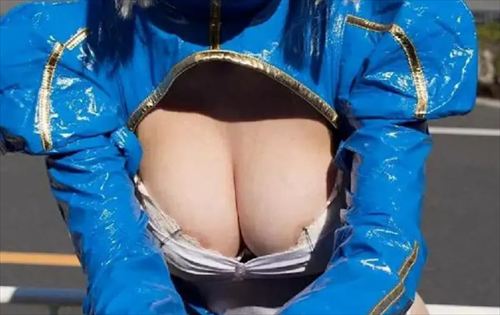 コスプレイヤーポロリ乳首おっぱいエロハプニング