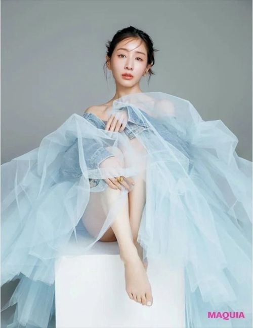 田中みな実 マキア1月号 39歳誕生日 体育座りエロカット 股間ぷっくりたまらん