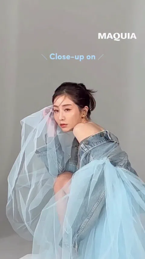 田中みな実 マキア2026年1月号 体育座りパンチラ ベージュ衣装で股間膨らみむちむち主張