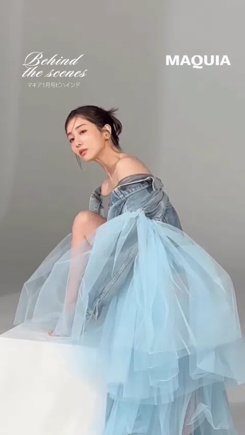 田中みな実 MAQUIA 2026年1月号 39歳誕生日特集 体育座り無防備ポーズ 美脚パンチラエロい膨らみ