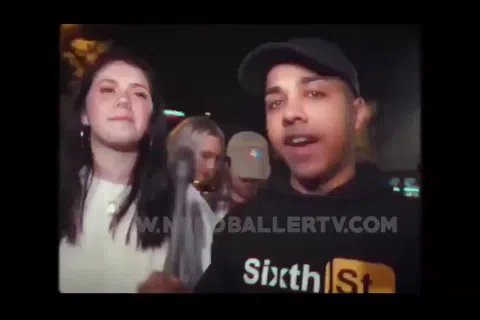 YouTuber街頭インタビューで110ドルもらって胸を見せた巨乳女子大生のバズ画像